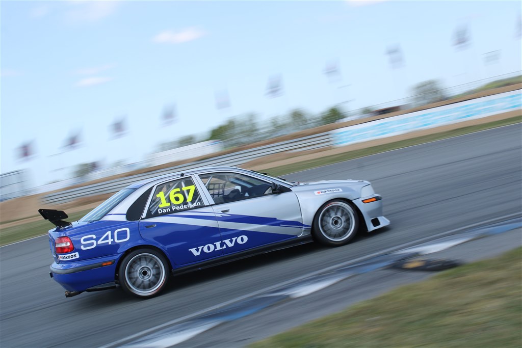 Dan Pedersen var for første gang på banen i den for ham nye Volvo S40. Desværre havde den lidt for mange svenske skovheste under hjelmen, så han fik ikke lov til at beholde resultaterne fra weekenden, da den overskrev 250hk i begge løb.
(Foto: JJ Media)
